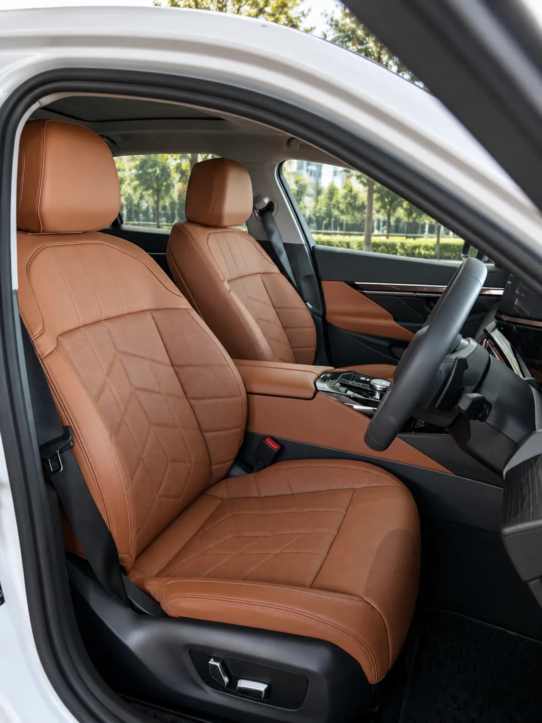 BMW 5 Series cabin interior 3