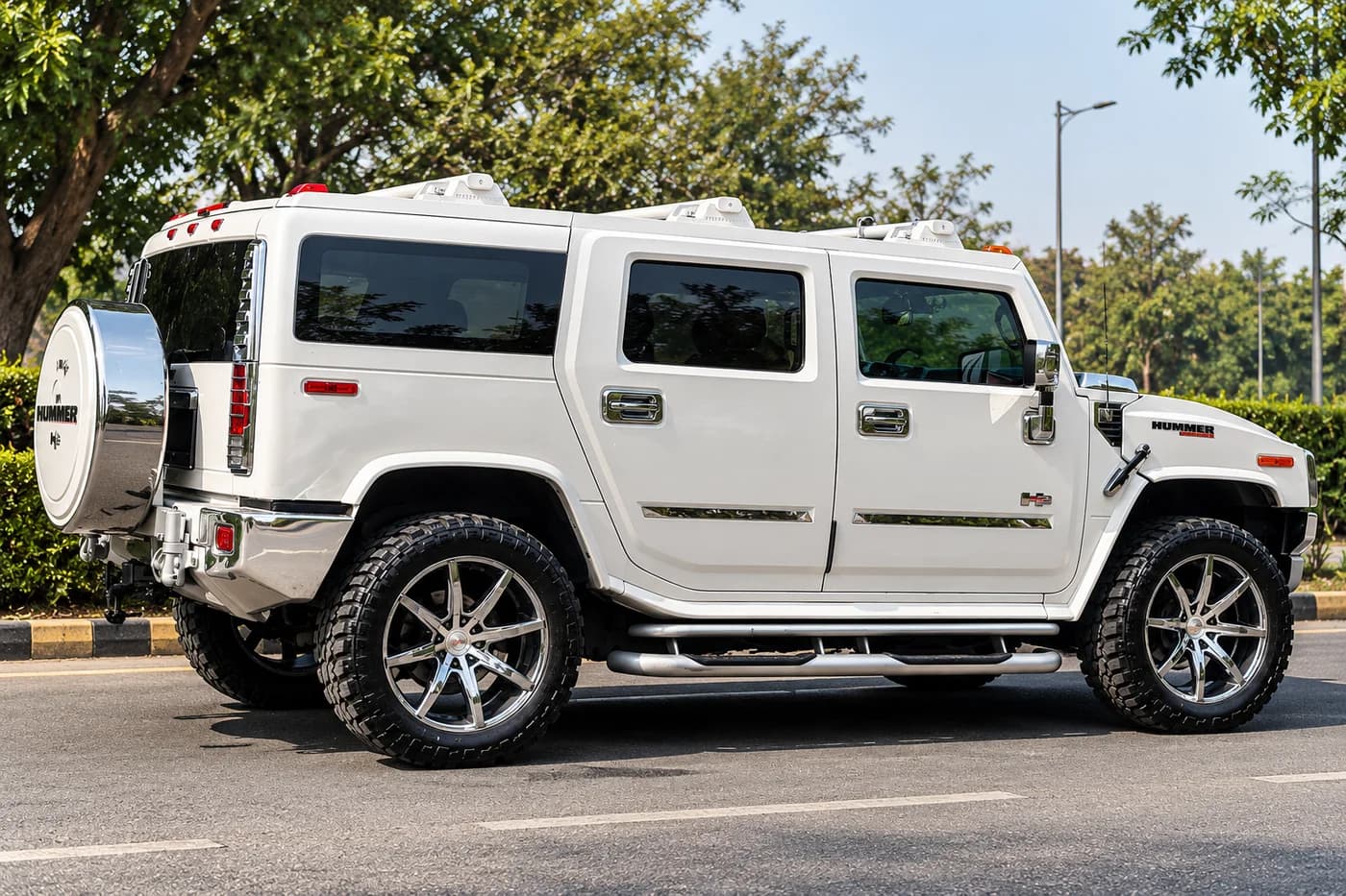 Hummer white exterior view 1