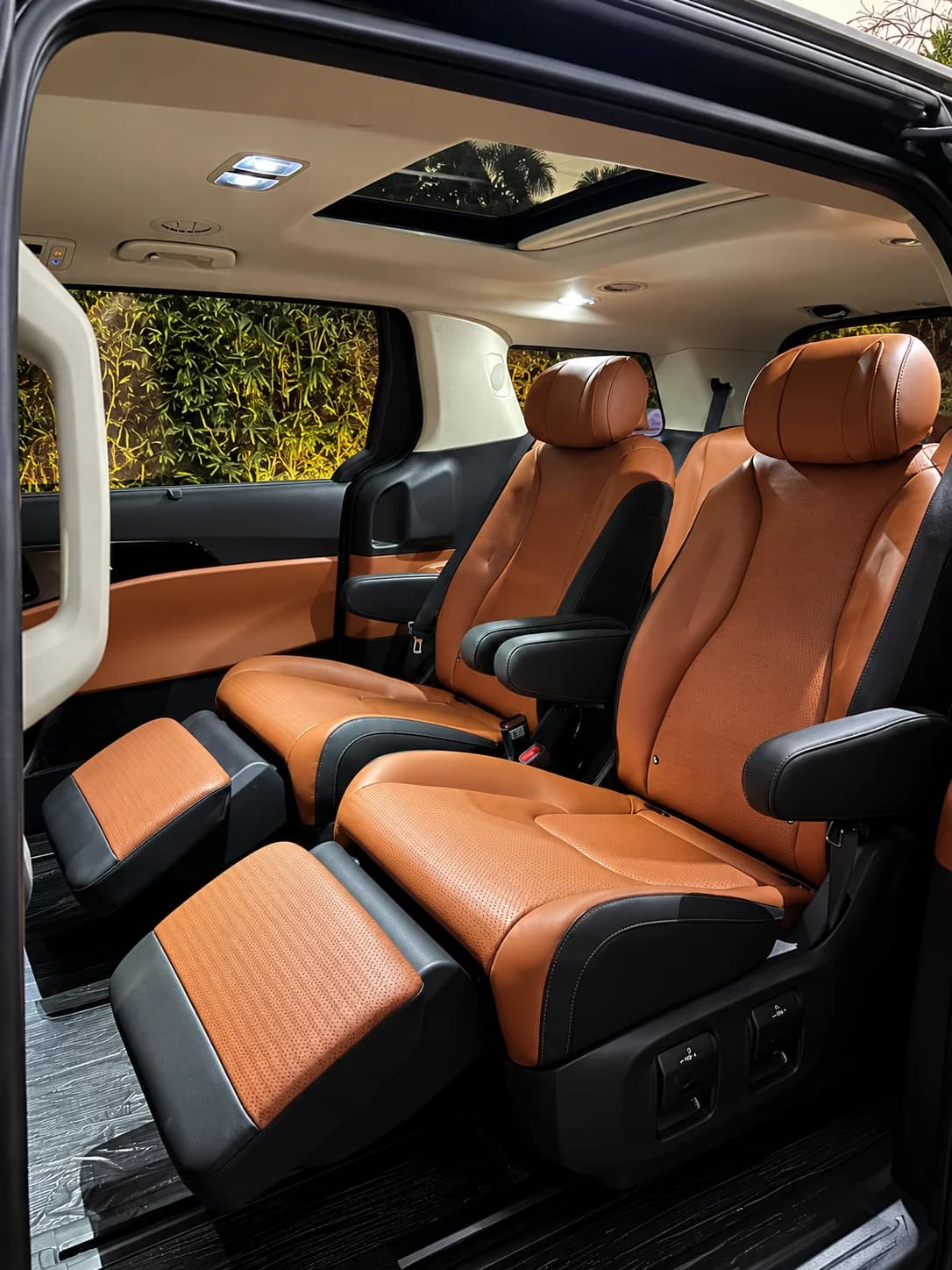 Kia Carnival cabin interior 3