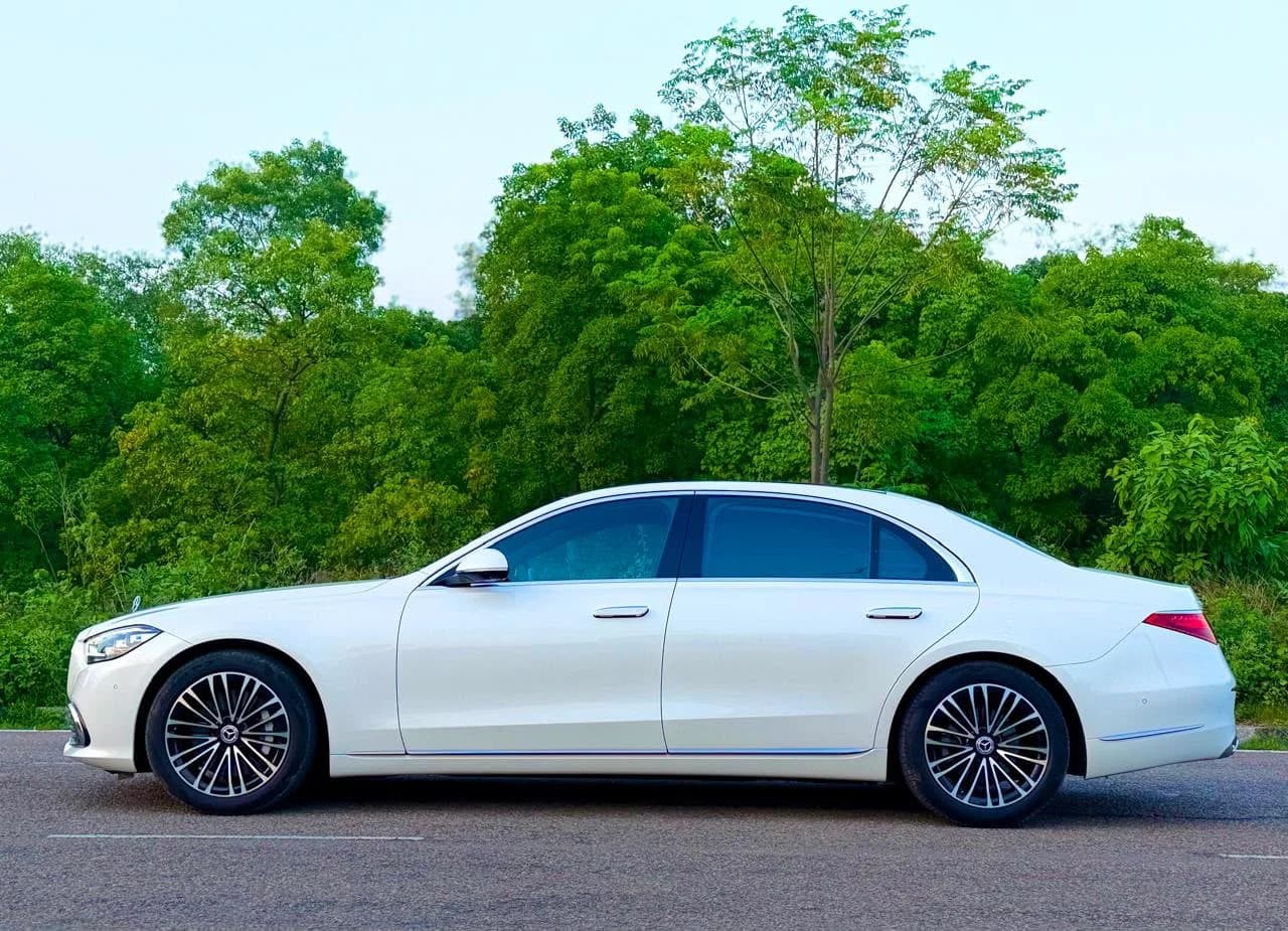 Mercedes-Benz S-Class exterior view 1