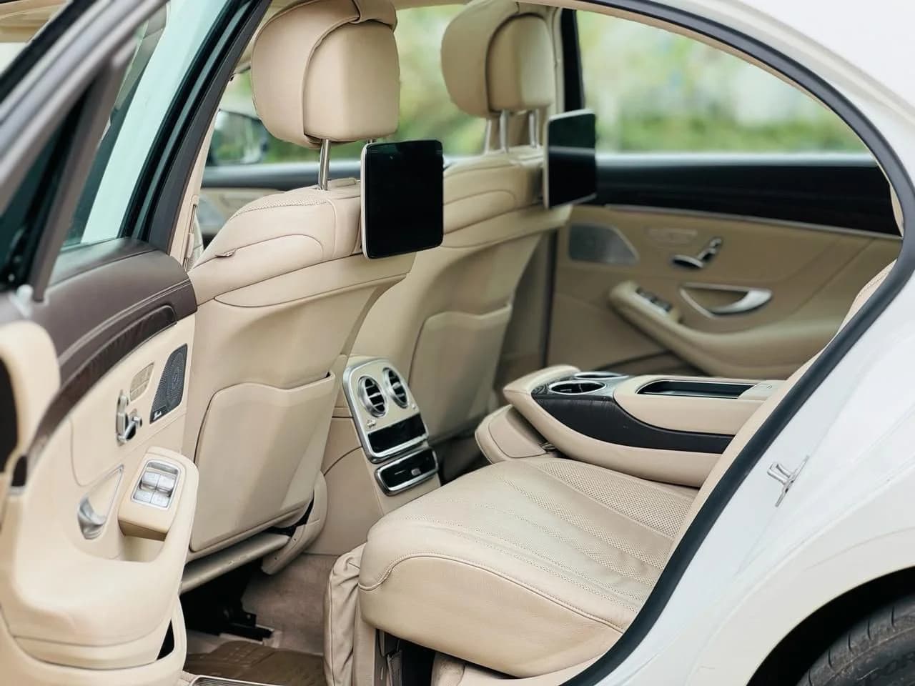 White Mercedes-Maybach S580 rear cabin