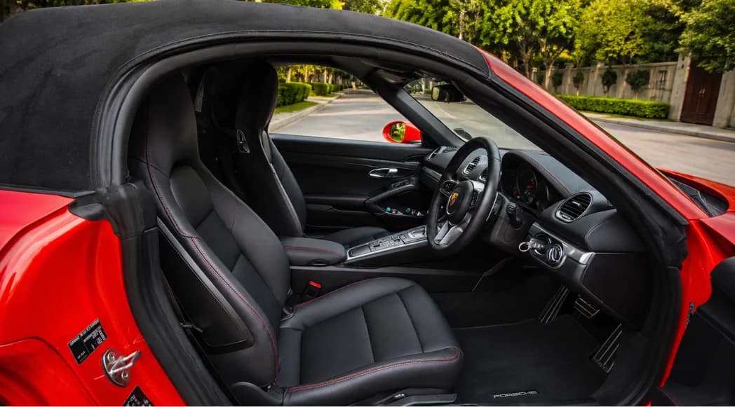 Porsche 718 Boxster cabin interior 3