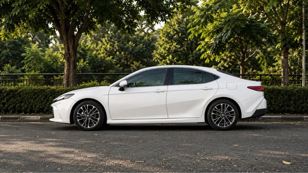 Toyota Camry Hybrid exterior view 1